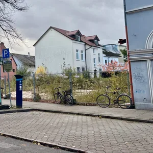 Baulücke mit Bäumen davor