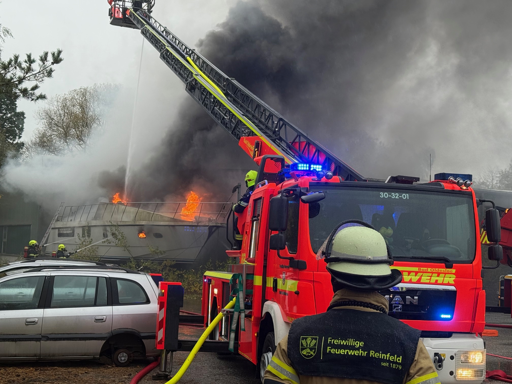 Feuerwehrkräfte löschen eine brennende Jacht.