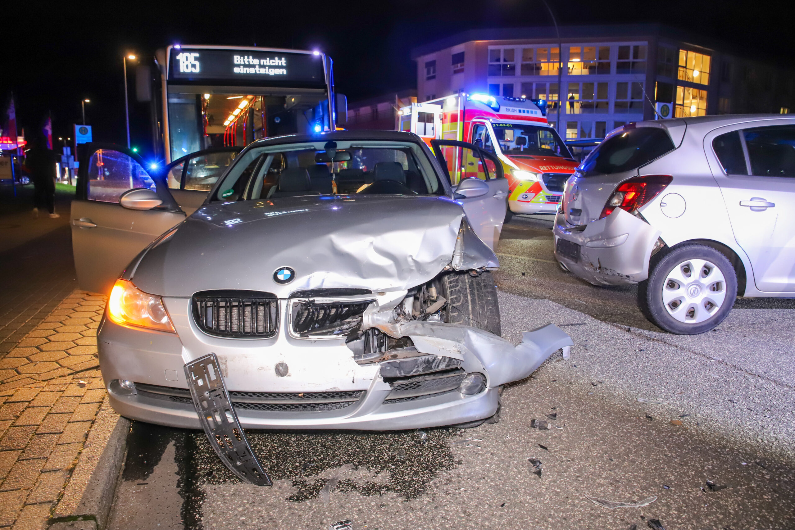 Unfall an Bushaltestelle in Elmshorn – fünf Verletzte