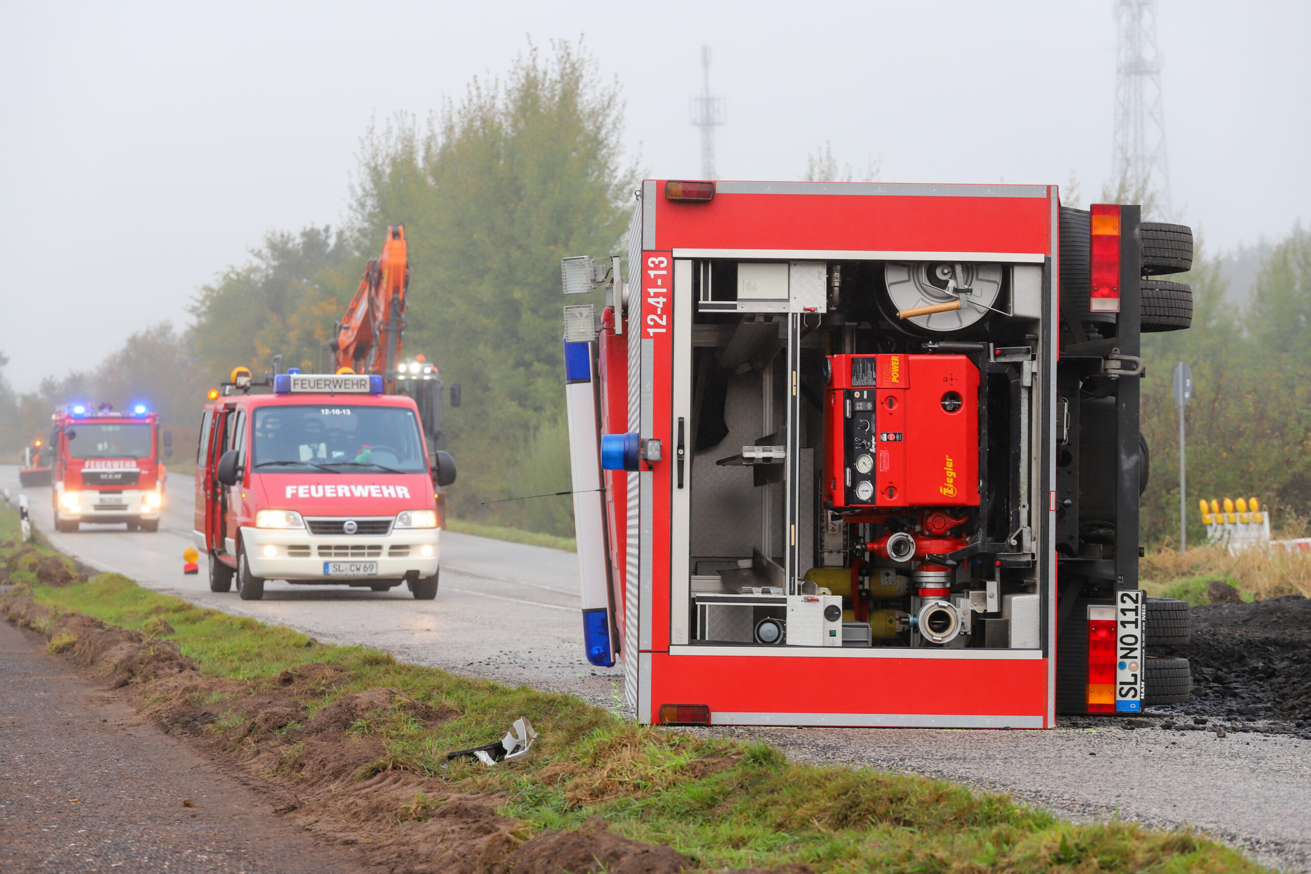 Feuerwehrleute leisen verunglückten autofahrer Hikfe – auf der Rückfahrt von der Einsatzstelle kippt ihr Löschfahrzeug um