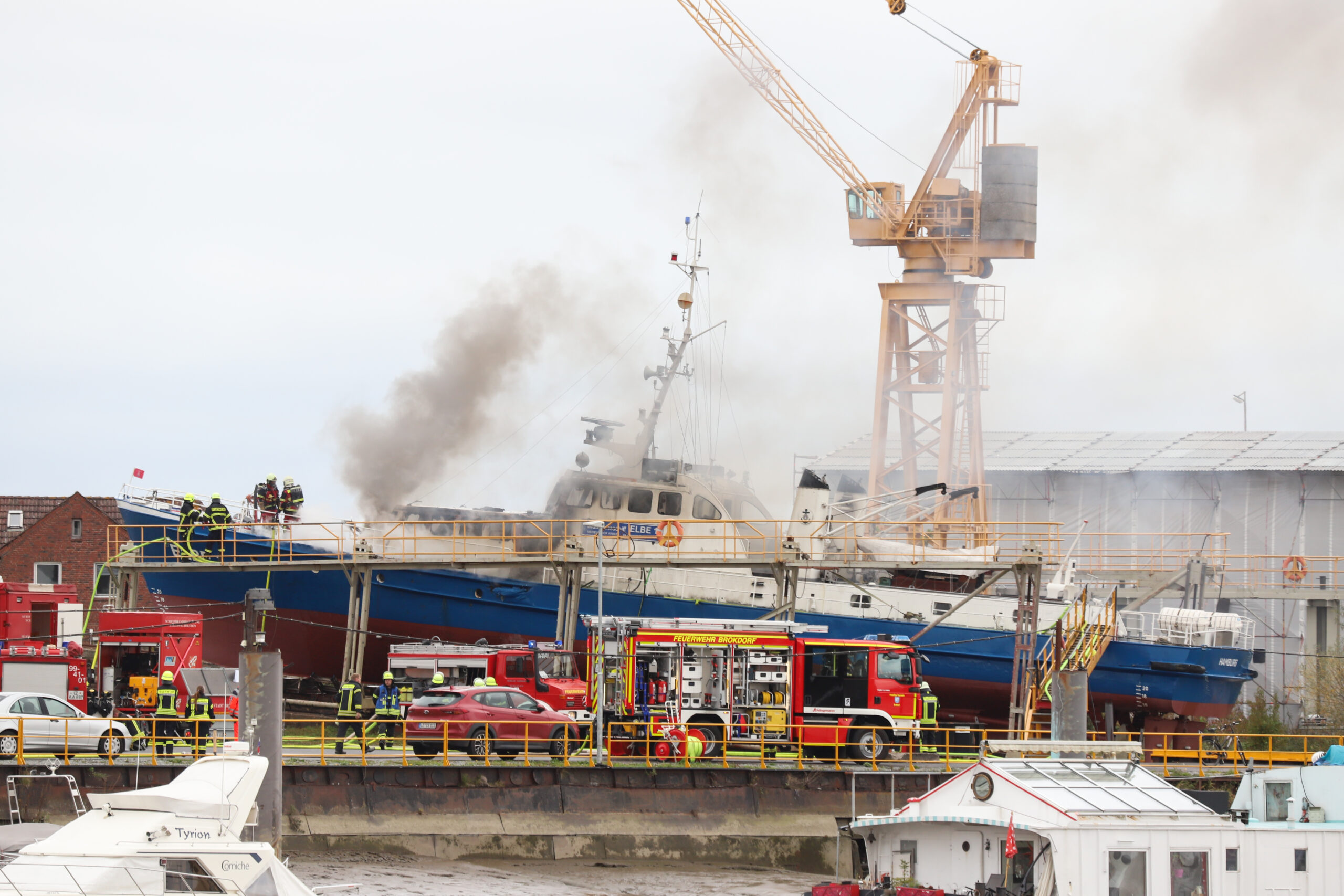Feuer auf Lotsenboot – Großeinsatz in Wewelsfleth