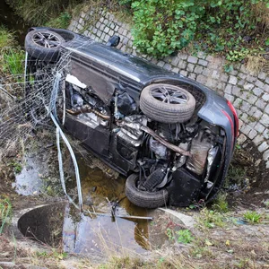 Der SUV landete in einem Bachlauf.