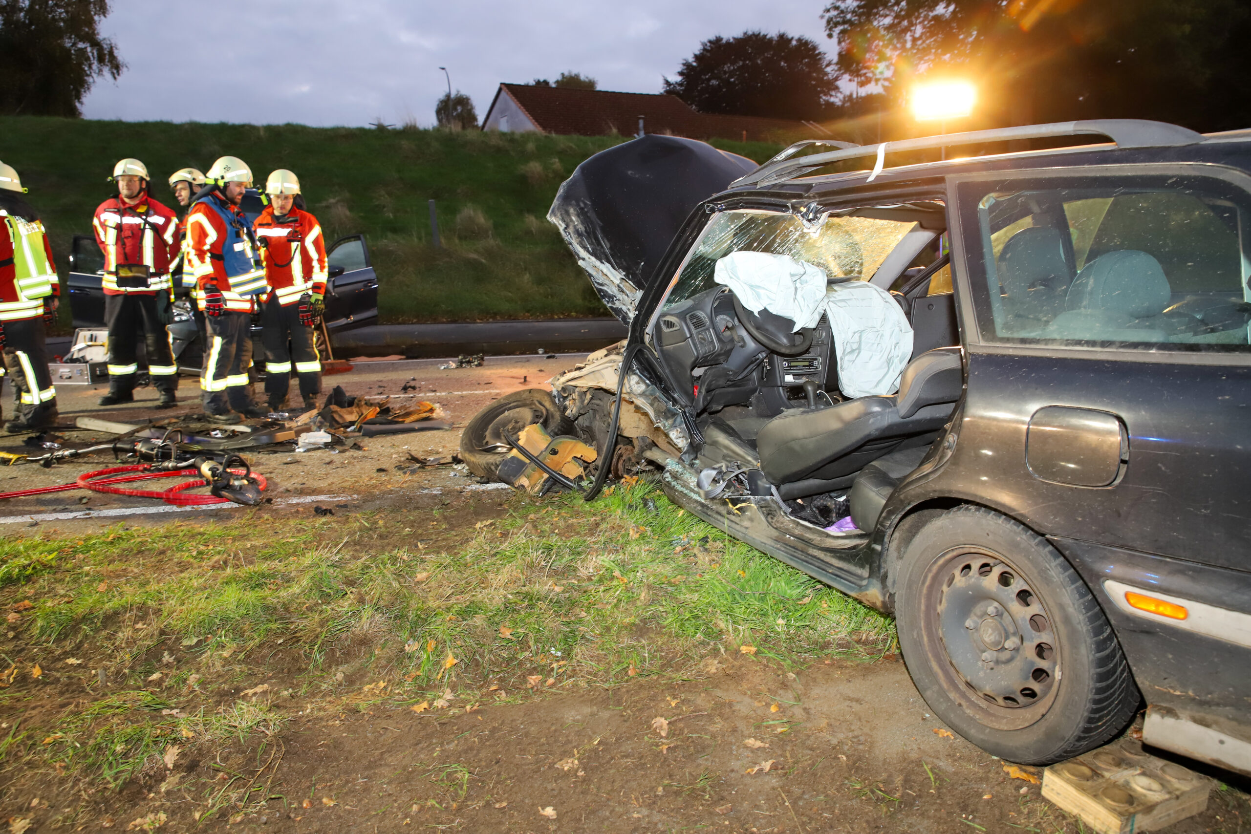 Eine Frau wurde in ihrem Volvo eingeklemmt und musste befreit werden.