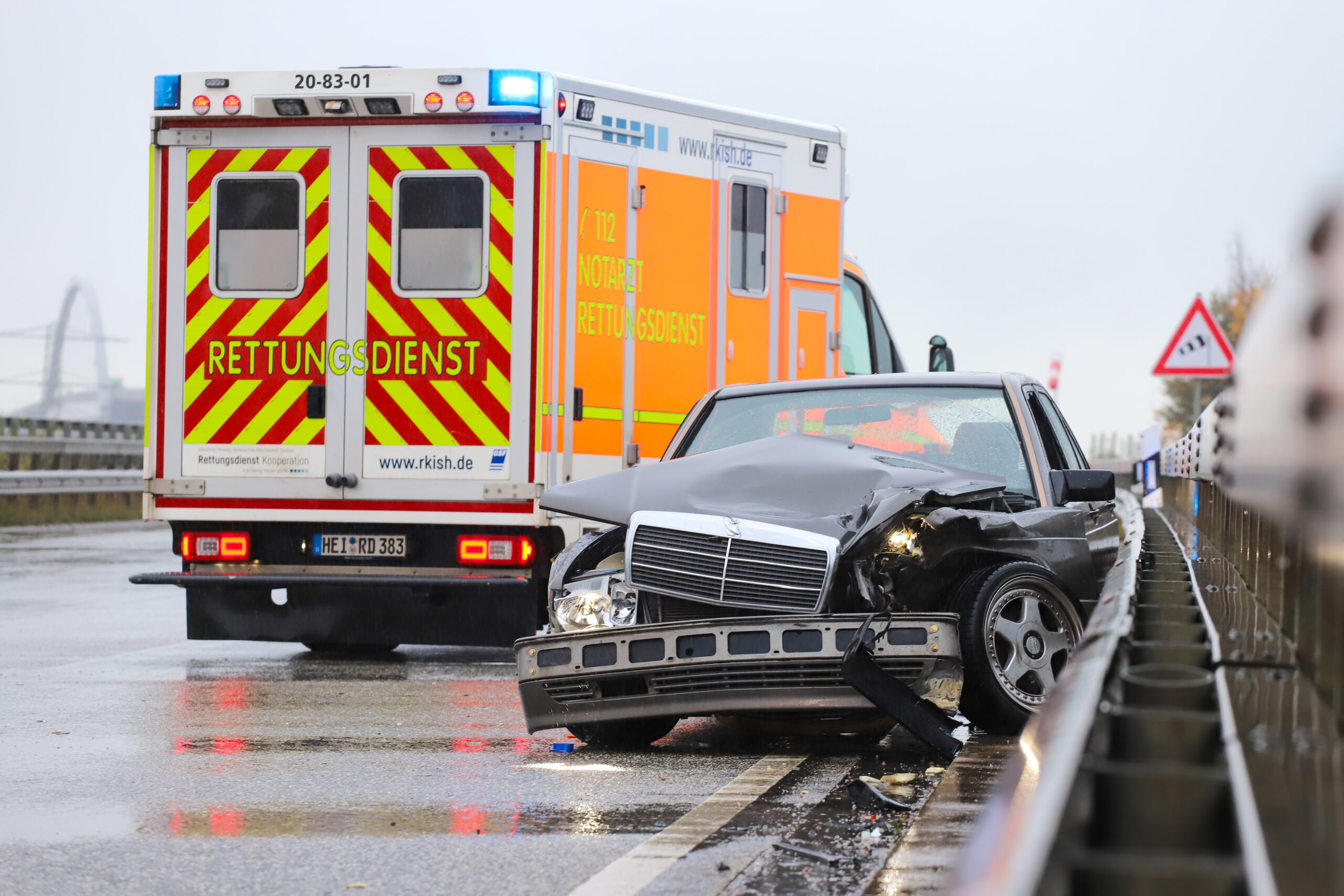 Kollision zwischen Mercedes und Wohnmobil auf A23 bei Itzehoe. Ein Verletzter und Sperrung