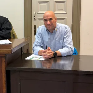 Aaron D. (Name geändert) sitzt in blauem Hemd neben seinem Verteidiger.