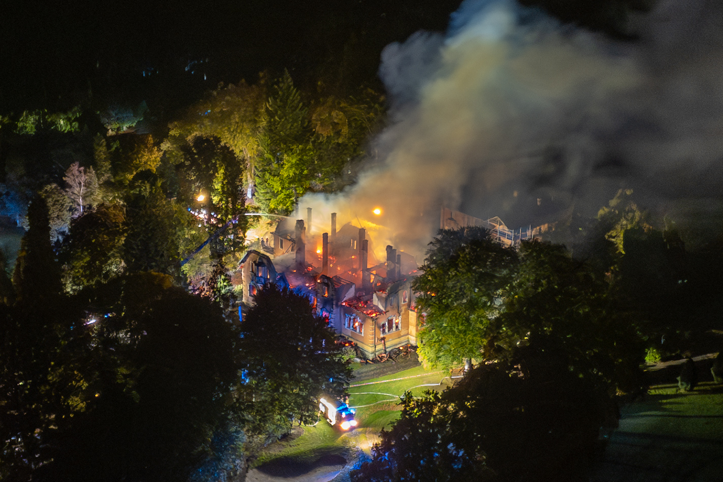 Das ehemalige Jagdschloss der Familie von Thurn und Taxis steht in Flammen.
