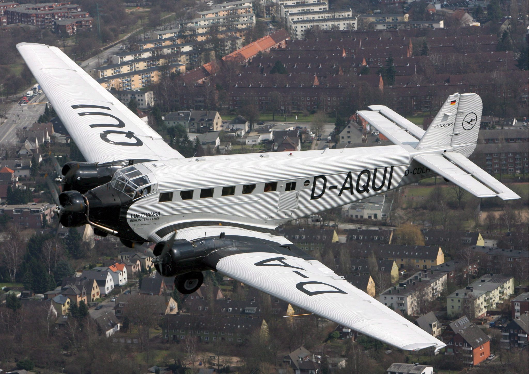 Die 1936 in Dessau gebaute Junkers darf seit 2018 aus Sicherheitsgründen nicht mehr starten. Die Lufthansa erwarb den Flieger auf Initiative begeisterter Piloten 1984 zurück und restaurierte ihn in Hamburg umfassend.
