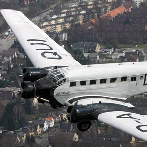 Die 1936 in Dessau gebaute Junkers darf seit 2018 aus Sicherheitsgründen nicht mehr starten. Die Lufthansa erwarb den Flieger auf Initiative begeisterter Piloten 1984 zurück und restaurierte ihn in Hamburg umfassend.