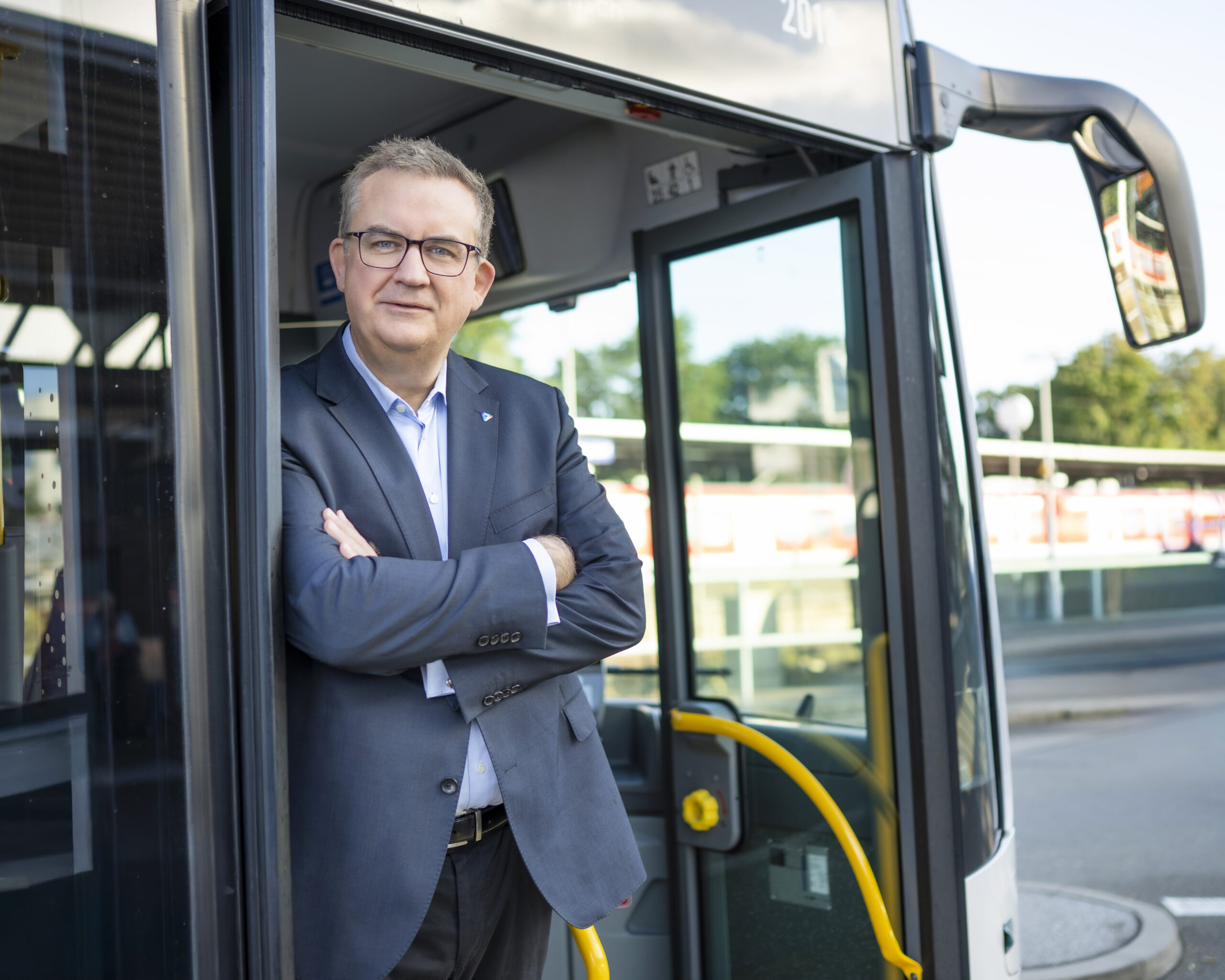 Lorenz Kasch steht in der Tür eines Busses.