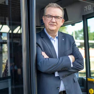 Lorenz Kasch steht in der Tür eines Busses.