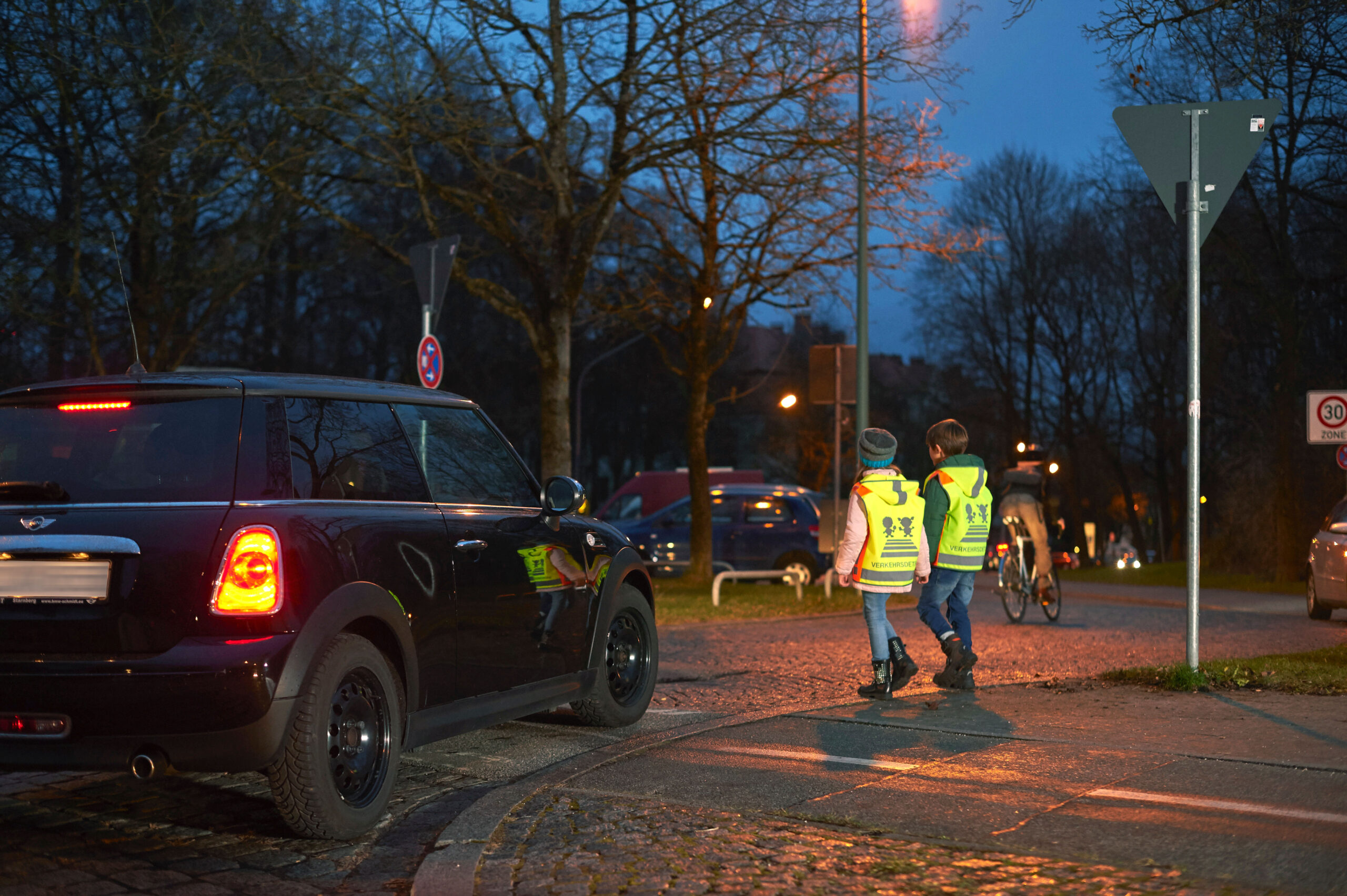 Warnwesten für Kinder versprechen mehr Sicherheit im Straßenverkehr.