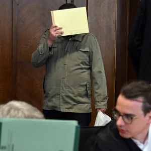 Ein Jahr nach einem bundesweiten Schlag gegen die Betreiber einer riesigen Kinderpornografie-Plattform beginnt vor dem Landgericht Mönchengladbach der Prozess gegen fünf mutmaßliche Drahtzieher.