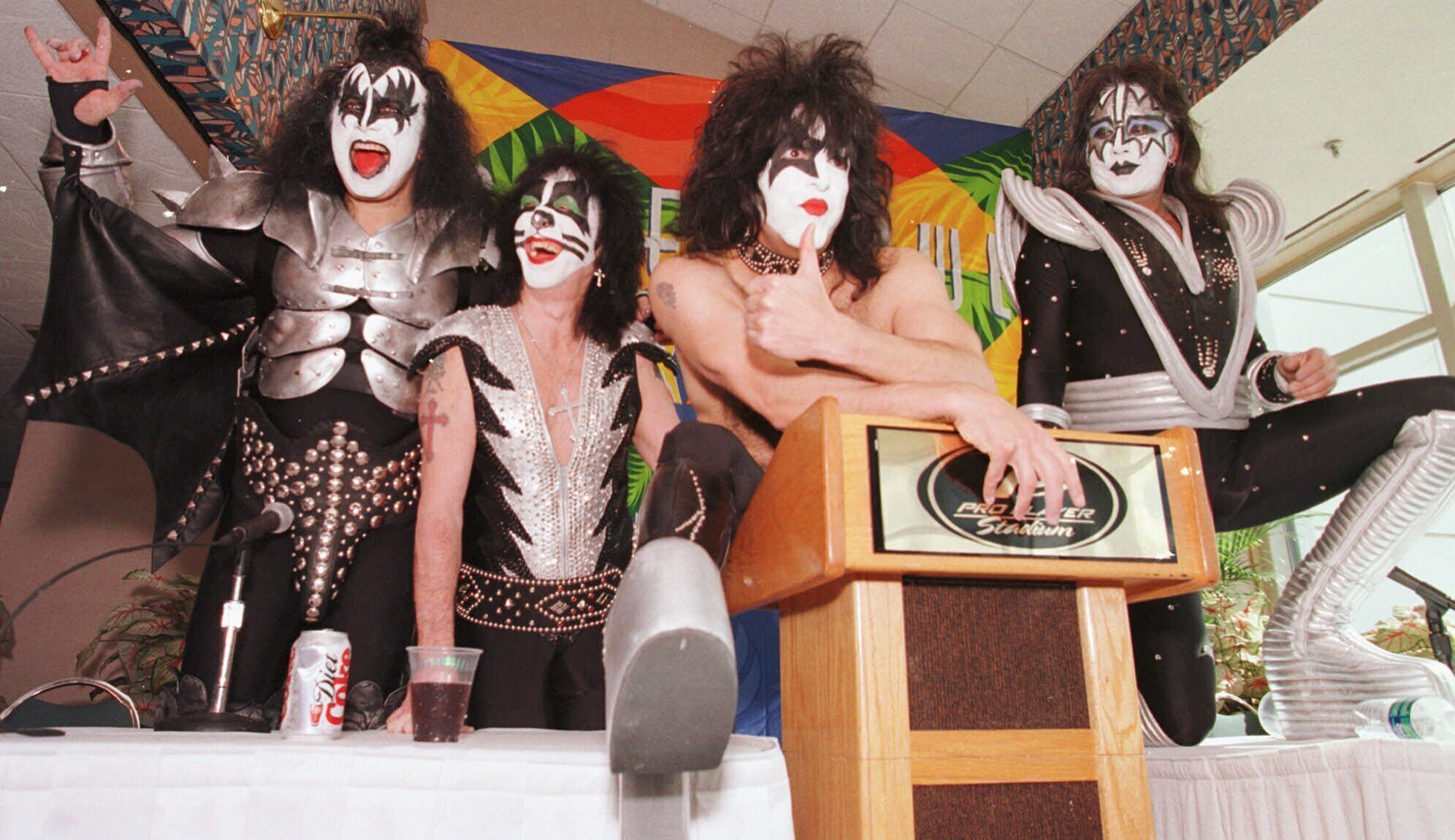 Gene Simmons, Peter Criss, Paul Stanley und Ace Frehley posieren in voller Kiss-Kostümierung.