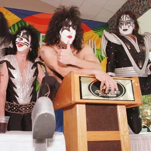 Gene Simmons, Peter Criss, Paul Stanley und Ace Frehley posieren in voller Kiss-Kostümierung.