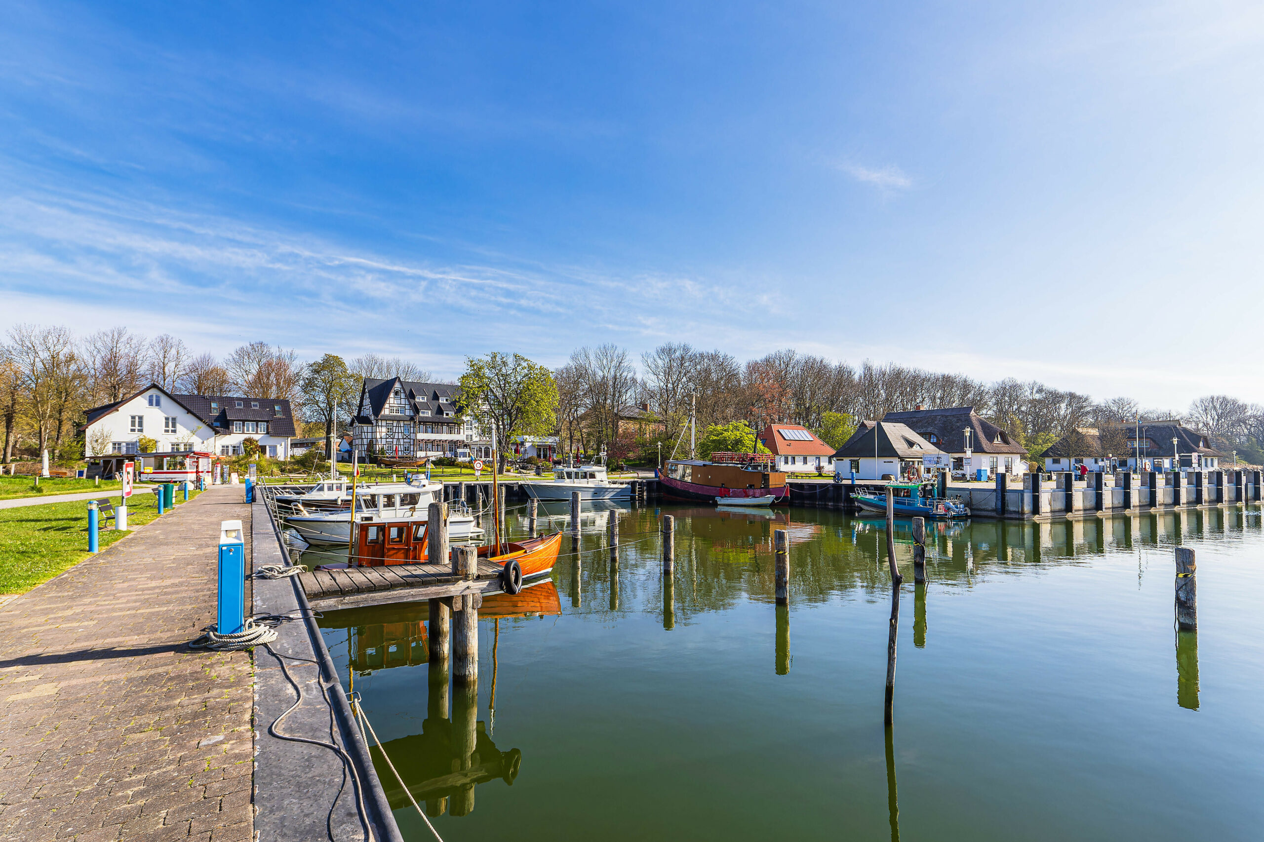 Blick auf den Hafen von Kloster auf der Insel Hiddensee (Archivbild).