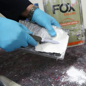 Ein Polizist zeigt sichergestelltes Kokain