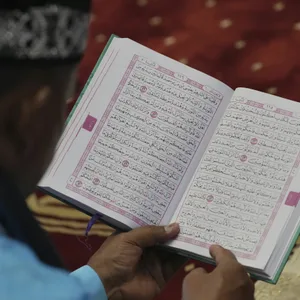 Ein Mann liest in einem Koran (Symbolbild).