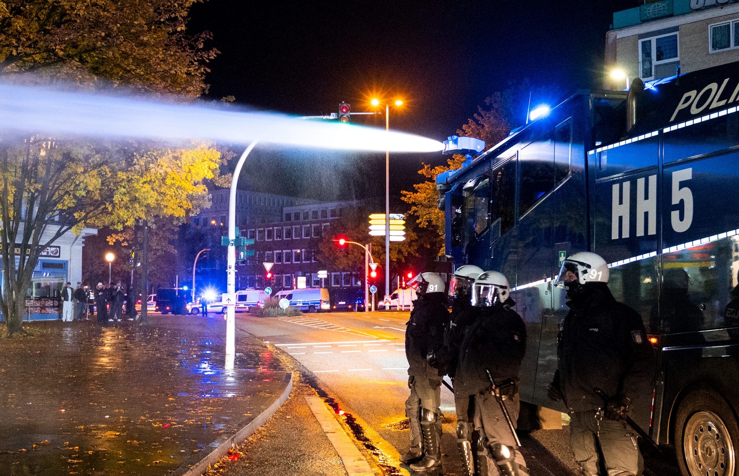 Wasserwerfer-Einsatz bei Halloween-Krawallen in Hamburg-Harburg 2023.