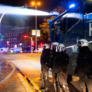 Wasserwerfer-Einsatz bei Halloween-Krawallen in Hamburg-Harburg 2023.