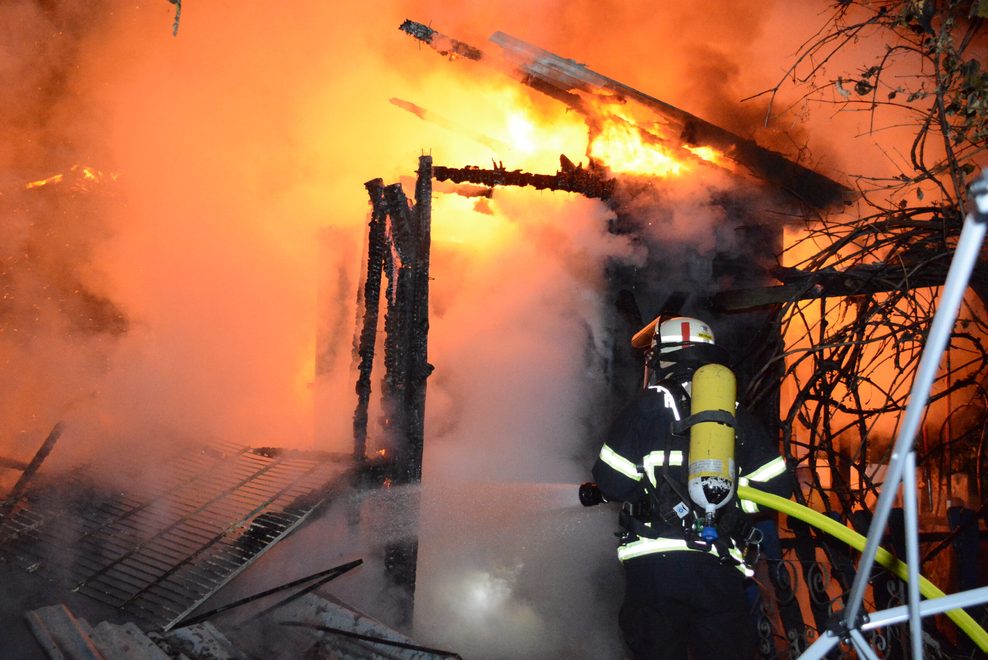 Die Feuerwehr konnte die brennende Gartenlaube in Lohbrügge nicht mehr retten.