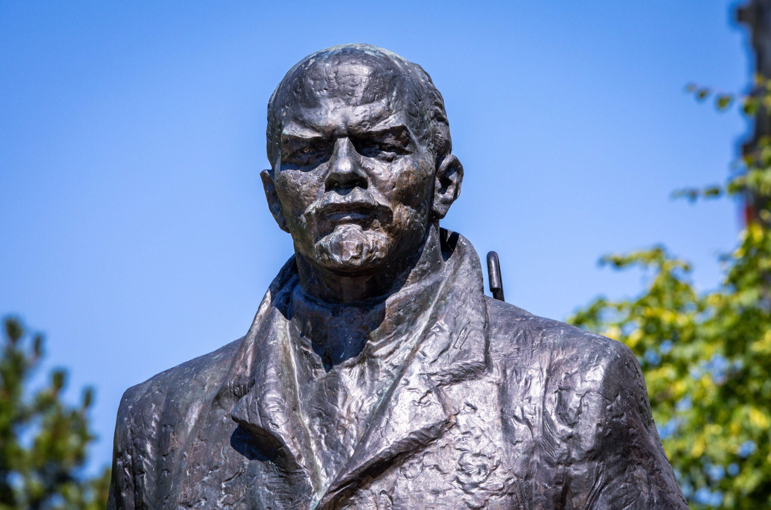 Die umstrittene Statue wird stehenbleiben.