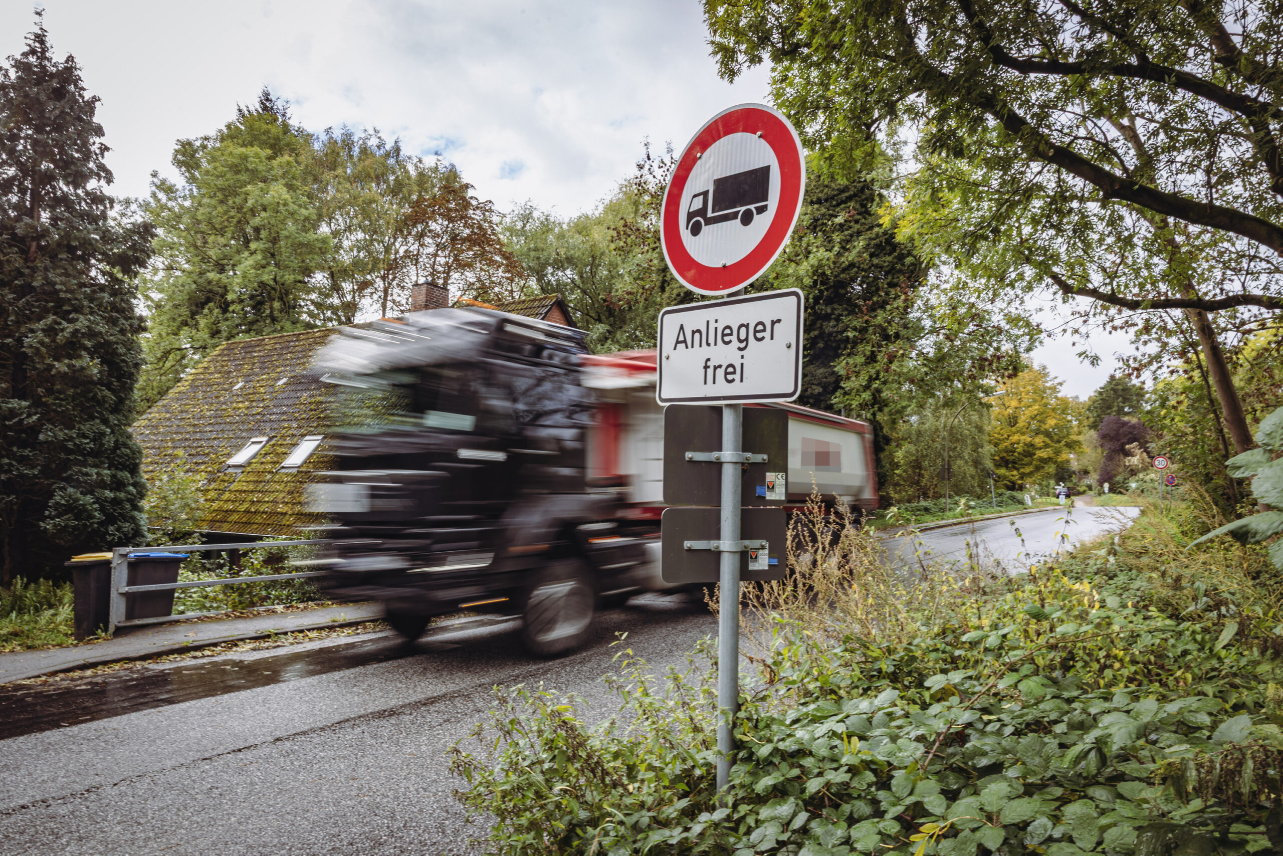 Viele Lkw fahren ohne Erlaubnis auf dem Moorburger Elbdeich – dieser Laster darf dort allerdings fahren, weil er Material zu einer Baustelle bei der Feuerwehr Moorburg bringt.