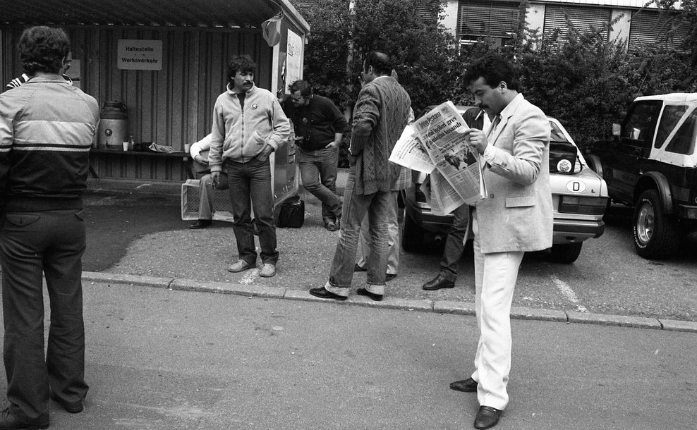 Arbeiter bei Kolbenschmidt, liest die Zeitung „Türkiye Postasi“