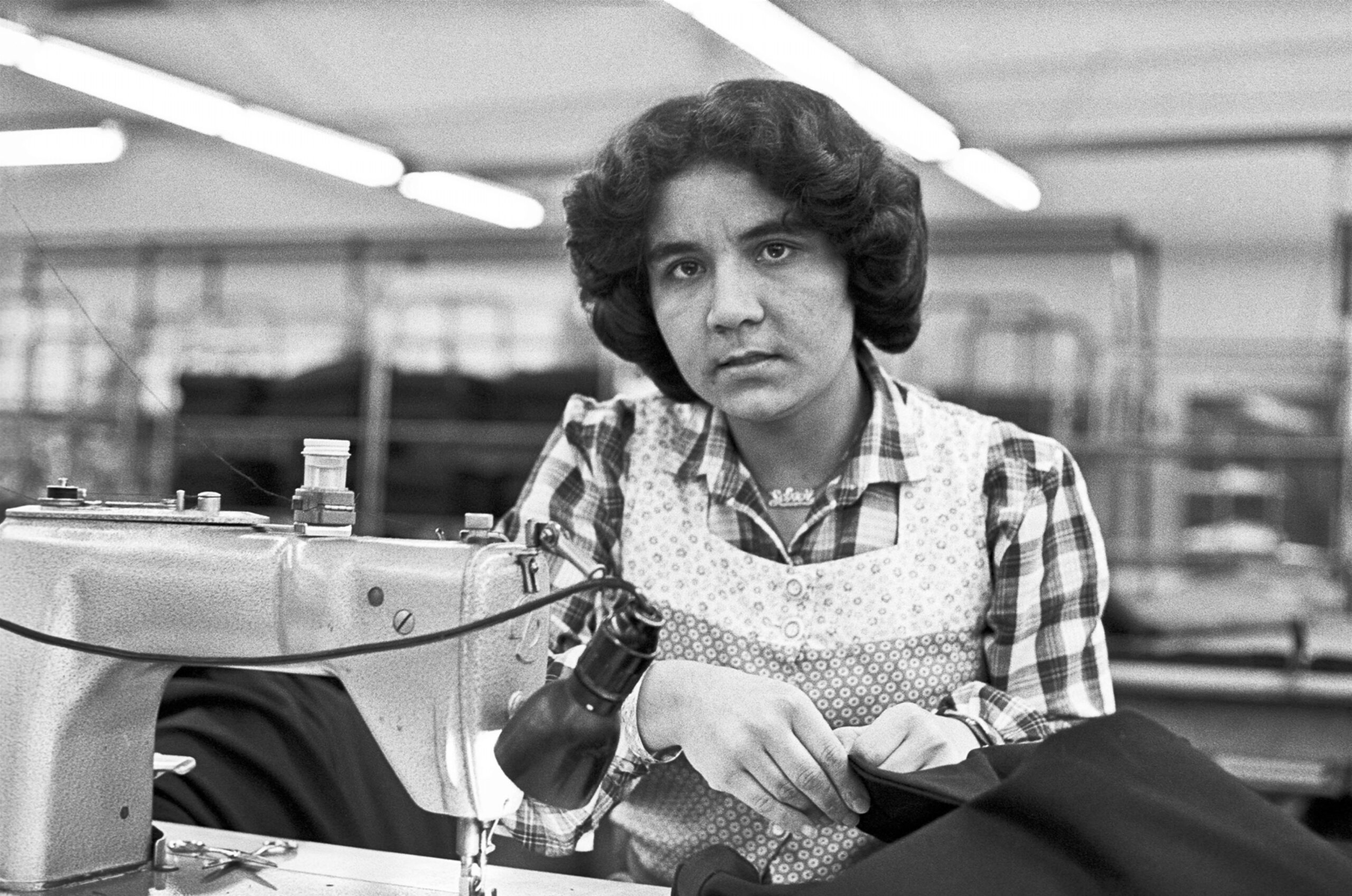 Eine Näherin in einer Textilfabrik in Alsdorf