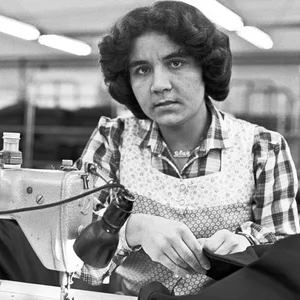 Eine Näherin in einer Textilfabrik in Alsdorf