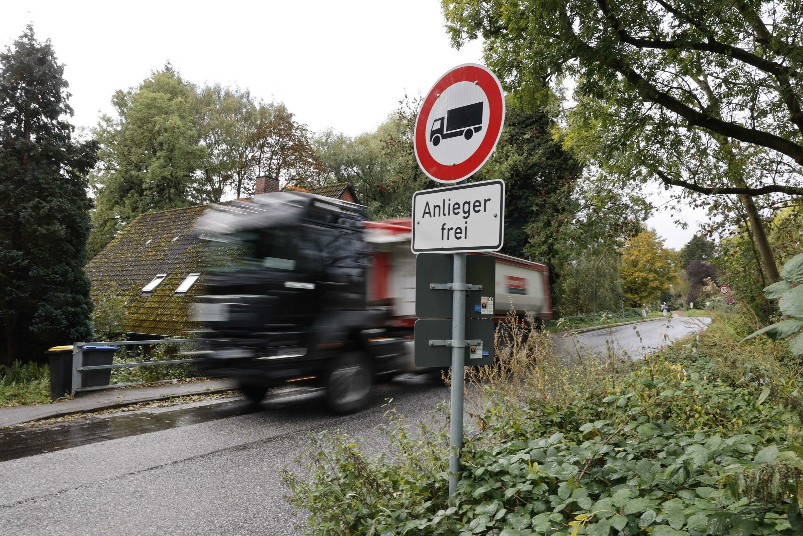 Ein Lkw fährt auf dem Moorburger Elbdeich, obwohl er nicht darf.