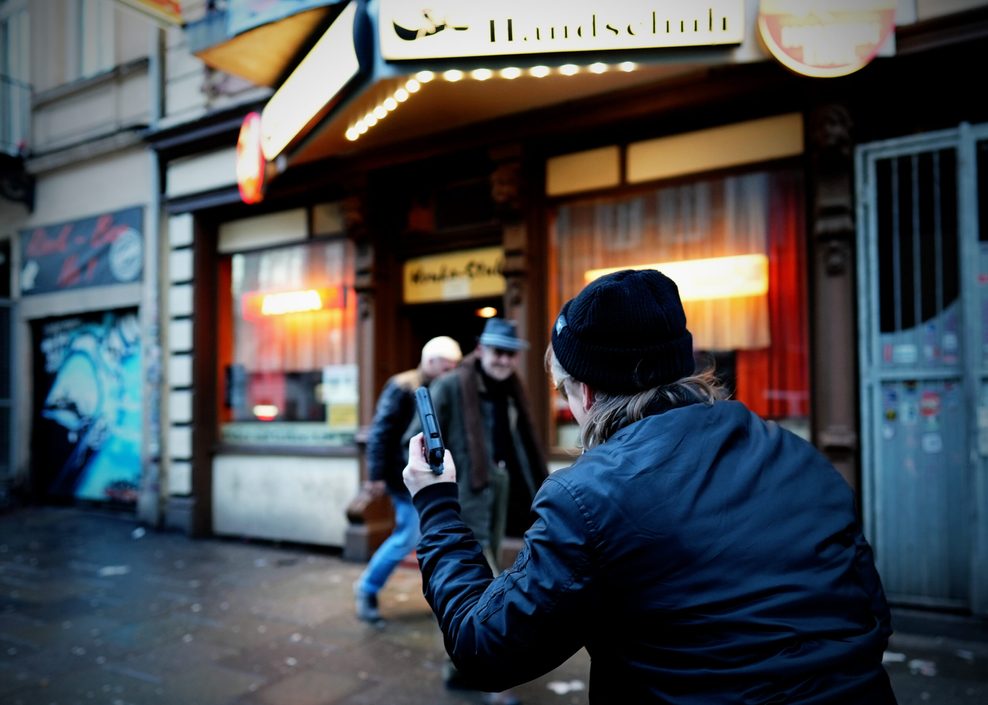 Eine Person steht vor dem „Goldenen Handschuh“