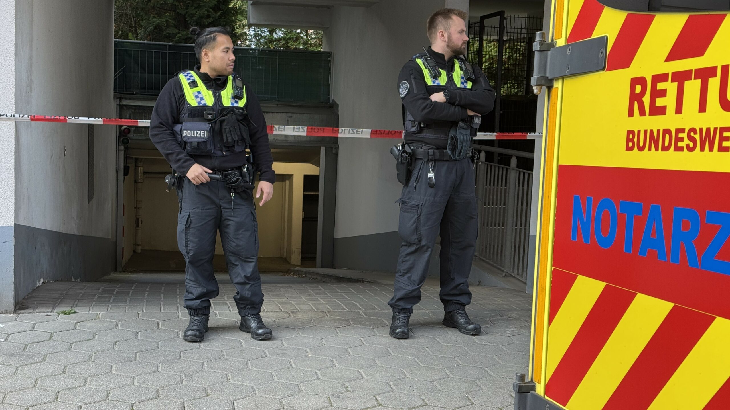 FRau in Tiefgarage in Wandsbek zwischen Auto und Wand eingeklemmt – sie erlag ihren schweren Verletzungen