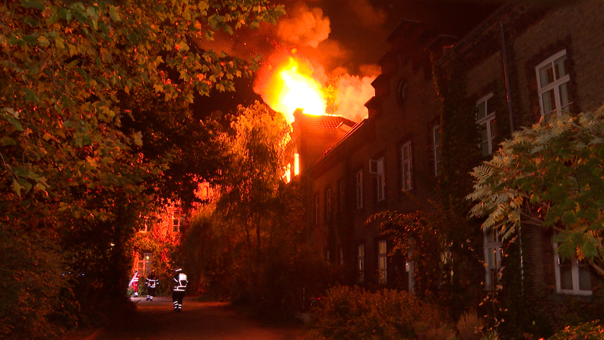 Flammen schlagen aus dem oberen Teil des denkmalgeschützten Schröderstift-Gebäudes in Hamburg.