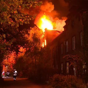 Flammen schlagen aus dem oberen Teil des denkmalgeschützten Schröderstift-Gebäudes in Hamburg.