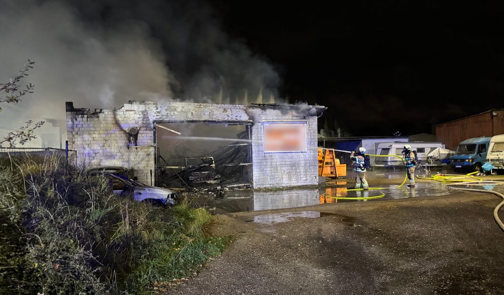 Gro-brand-im-Norden-Dicke-Rauchwolke-und-Warnung-an-die-Bev-lkerung