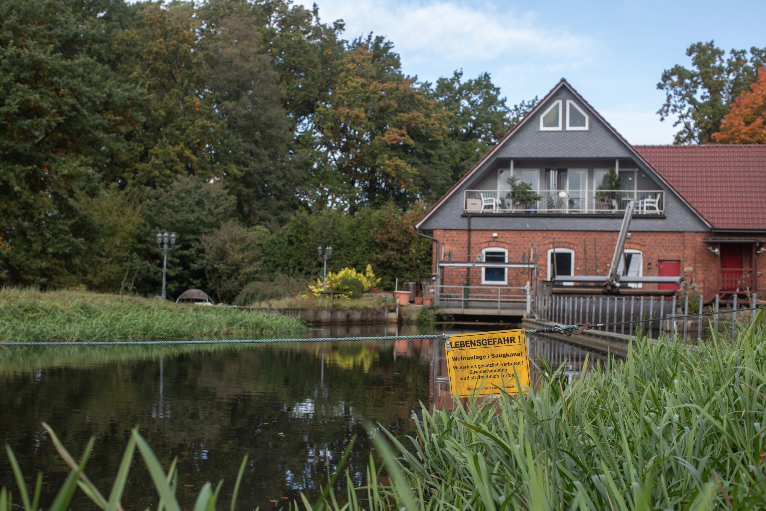 Das alte E-Werk in Luhdorf bei Hamburg. In der Nähe wurden mutmaßlich menschliche Knochen gefunden.