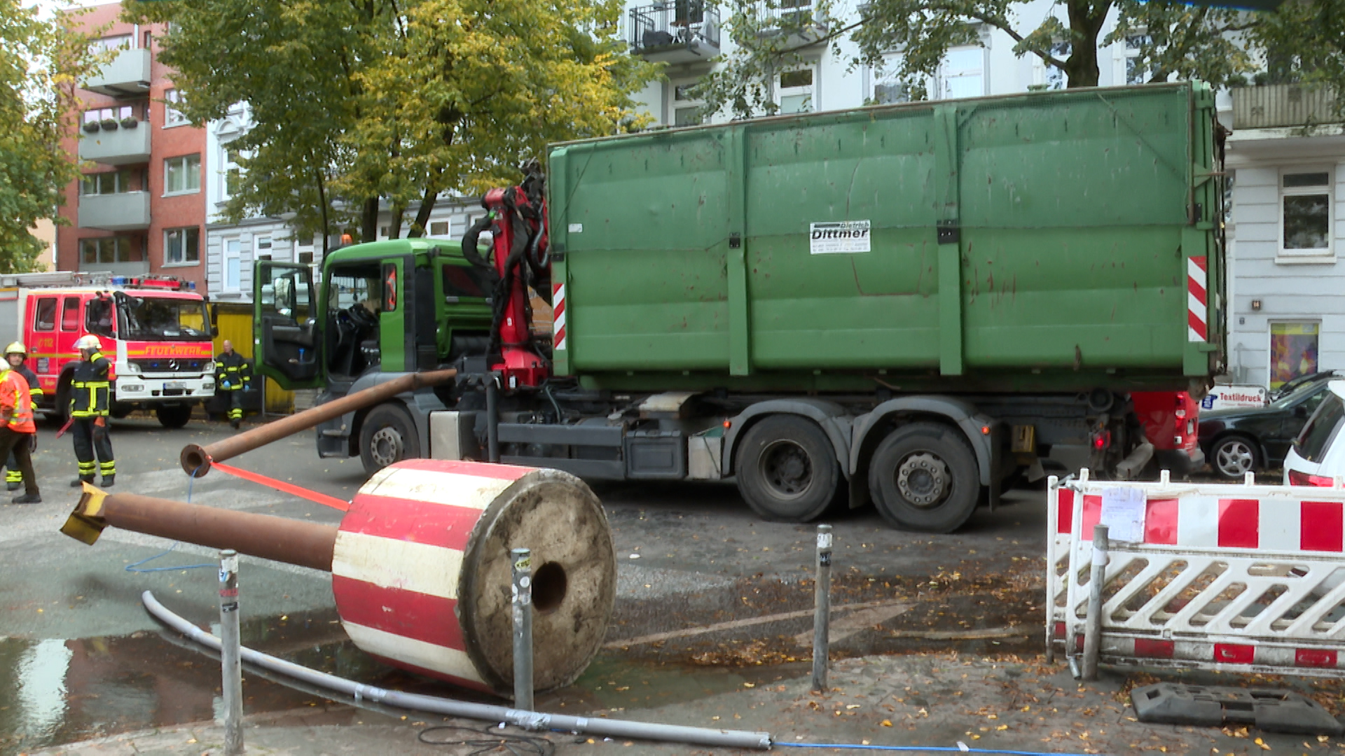 Die abgerissene Röhre verkeilte sich zwischen dem Führerhaus und der Ladefläche des Lkw. In der Folge wurde eine Frau schwer verletzt