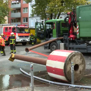 Die abgerissene Röhre verkeilte sich zwischen dem Führerhaus und der Ladefläche des Lkw. In der Folge wurde eine Frau schwer verletzt