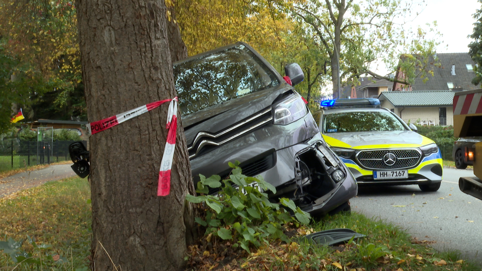 Frau kommt mit Van in Schnelsen von der Straße ab und kracht gegen Baum. Sie und ein Kind verletzt
