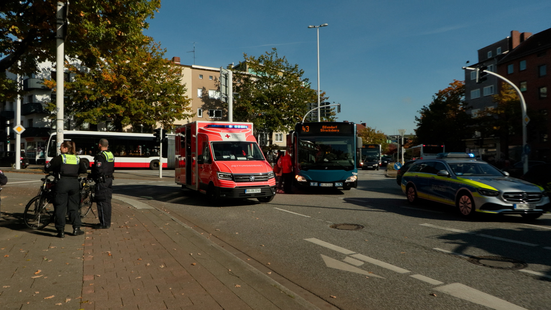 Der verunglückte Bus auf dem Harburger Ring in Hamburg-Harburg.