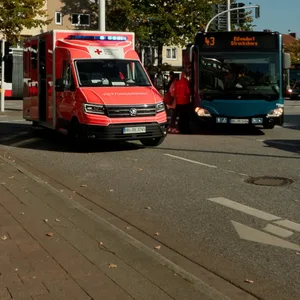 Der verunglückte Bus auf dem Harburger Ring in Hamburg-Harburg.