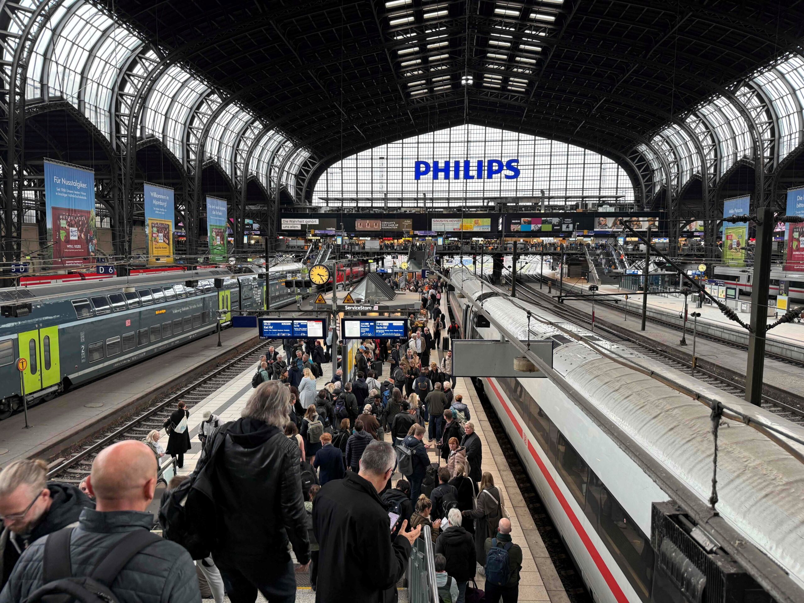 Die Zugausfälle sorgten für volle Bahnsteige am Hamburger Hauptbahnhof.