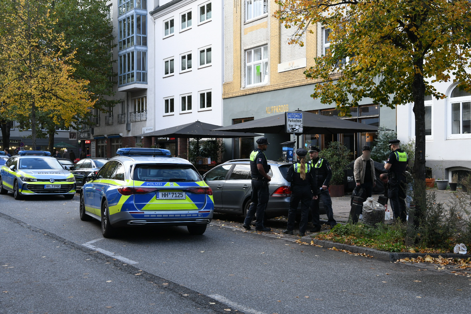 Polizei vor einem Café