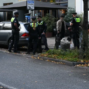Polizei vor einem Café