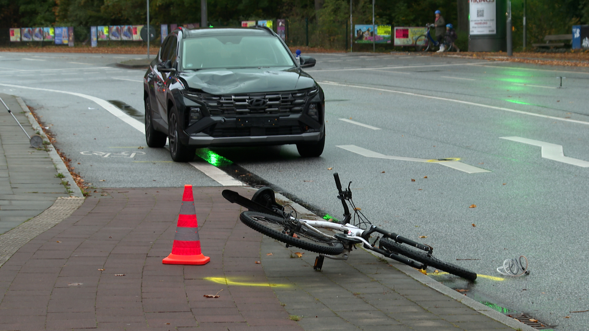 Radfahrer angefahren und lebensgefährlich verletzt