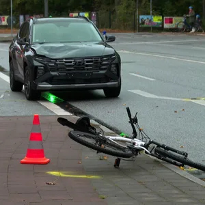 Radfahrer angefahren und lebensgefährlich verletzt