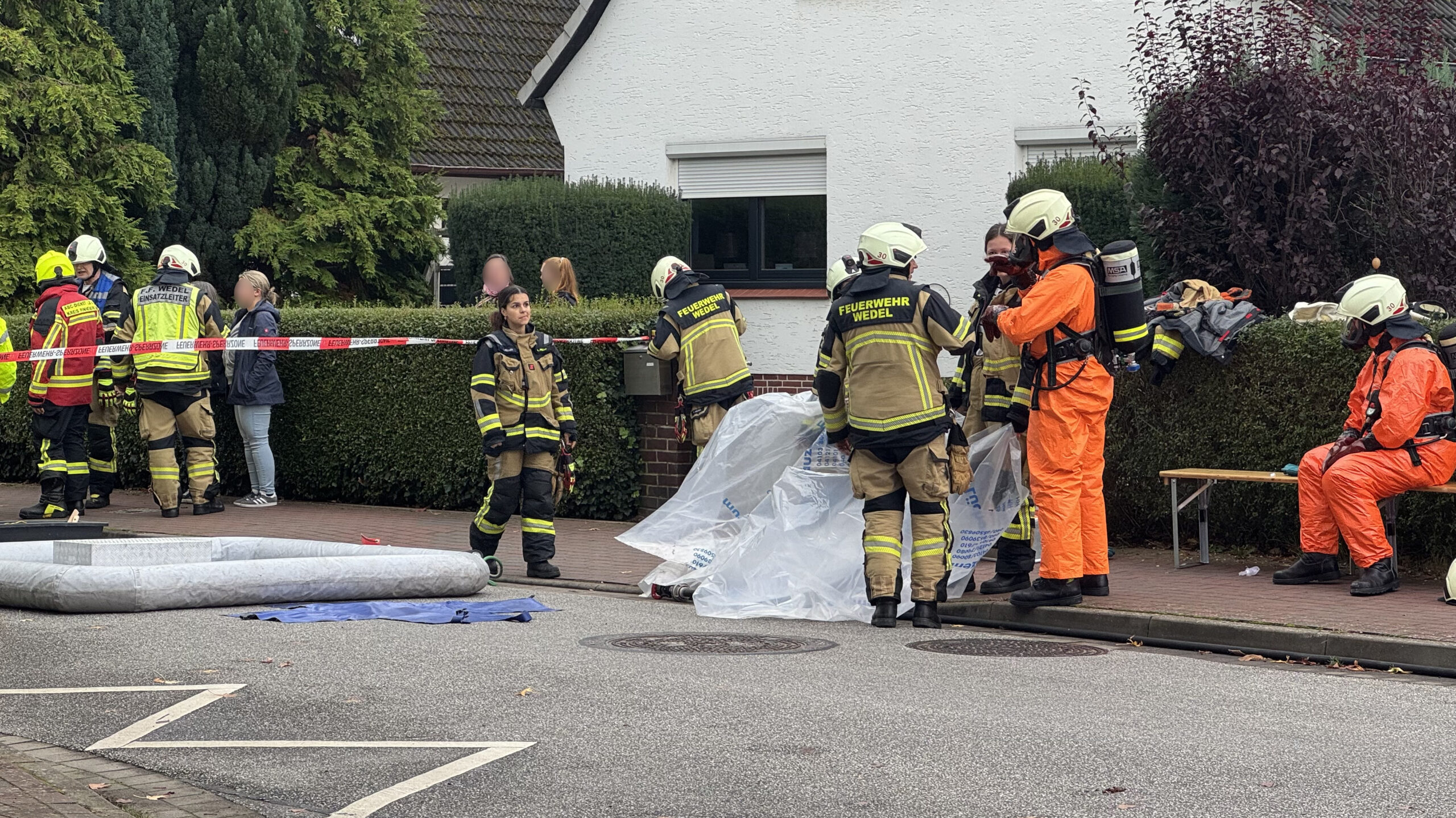 Die Einsatzkräfte entsorgten das Cyanid unter höchsten Sicherheitsvorkehrungen.