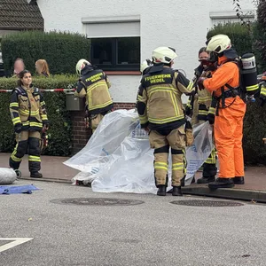 Die Einsatzkräfte entsorgten das Cyanid unter höchsten Sicherheitsvorkehrungen.