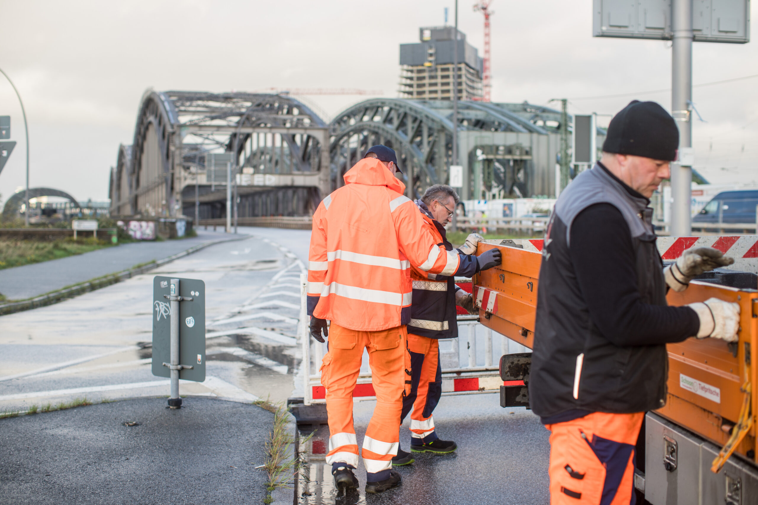 Die Freihafenelbbrücke ist nach der Schiffskollision komplett gesperrt.