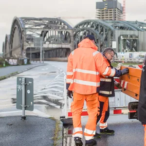 Die Freihafenelbbrücke ist nach der Schiffskollision komplett gesperrt.